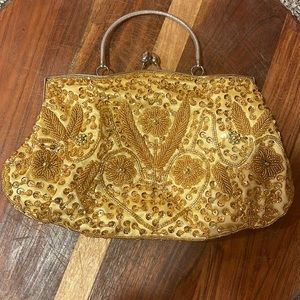 ✨Gold clutch with silver chain, great for weddings/ special events! ✨